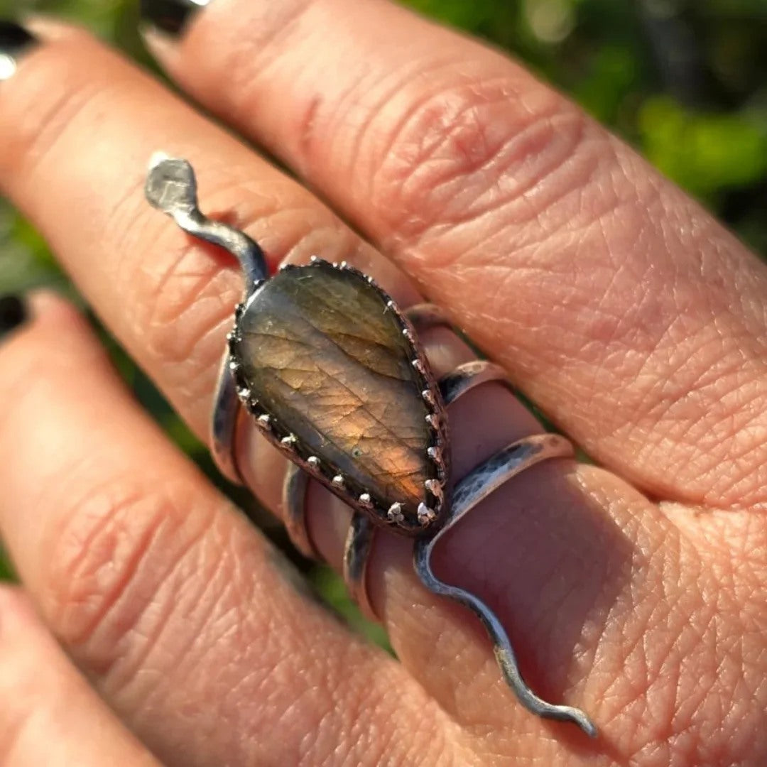 Kali – Silver Ring with Labradorite, Symbol of Strength and Transformation