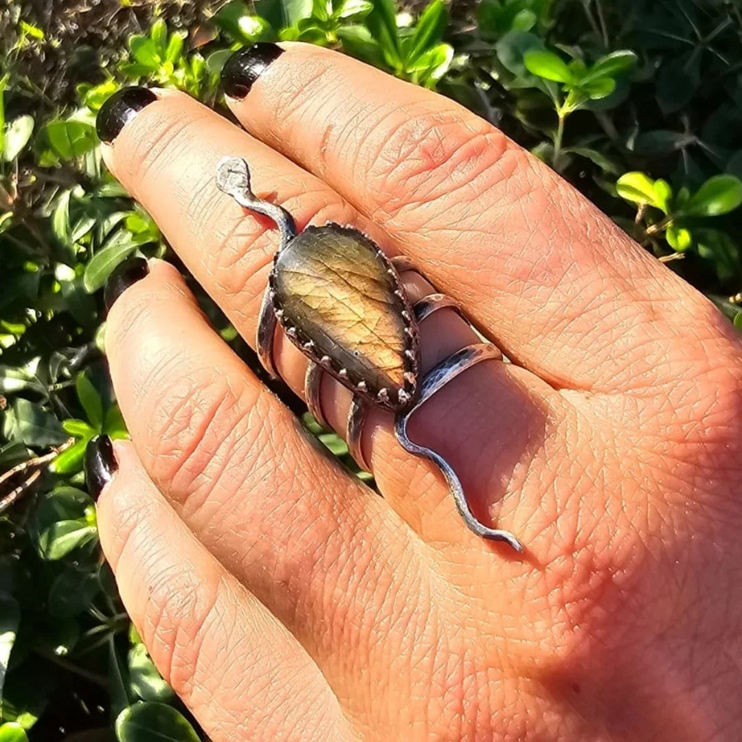 Kali – Silver Ring with Labradorite, Symbol of Strength and Transformation