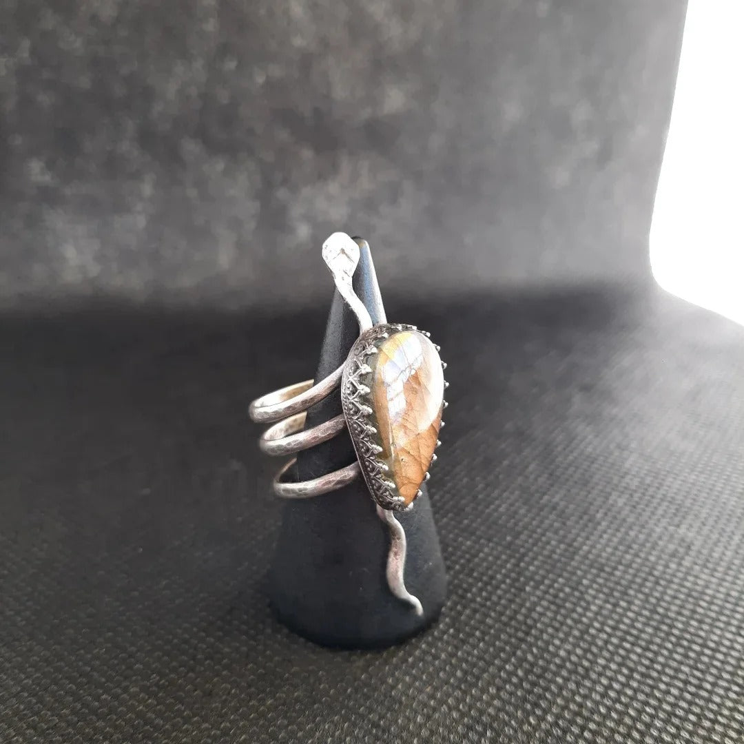 Kali – Silver Ring with Labradorite, Symbol of Strength and Transformation