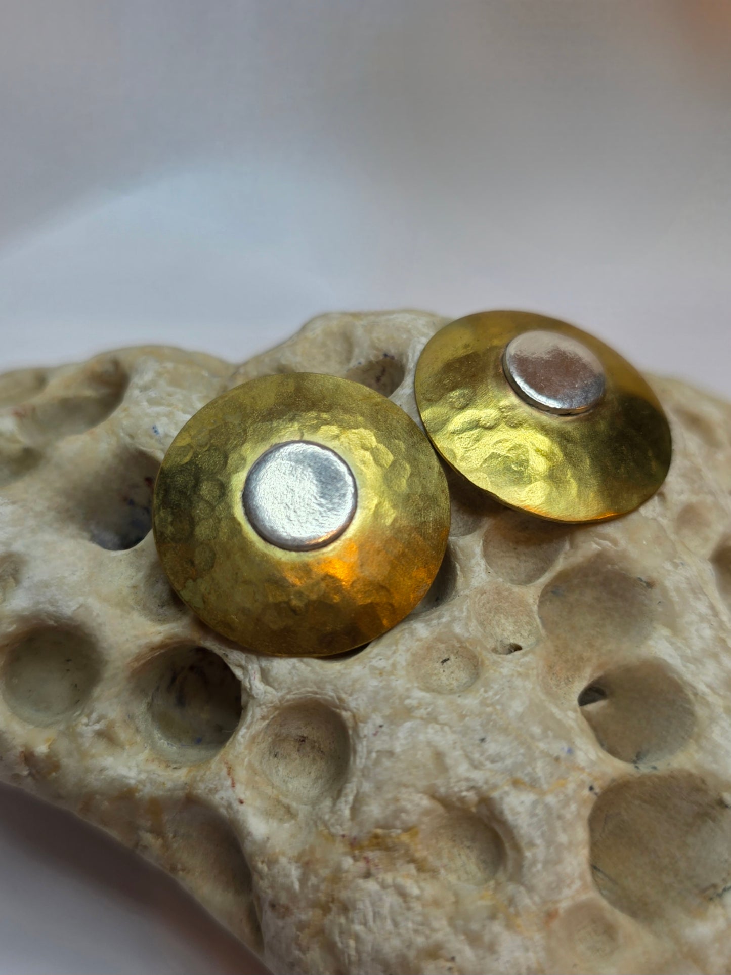 SUN CIRCLE — Unikatne Naušnice od Mesinga & Srebra