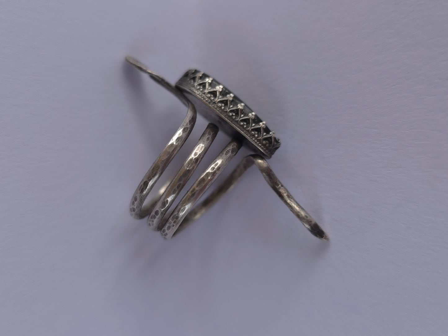 Kali – Silver Ring with Labradorite, Symbol of Strength and Transformation