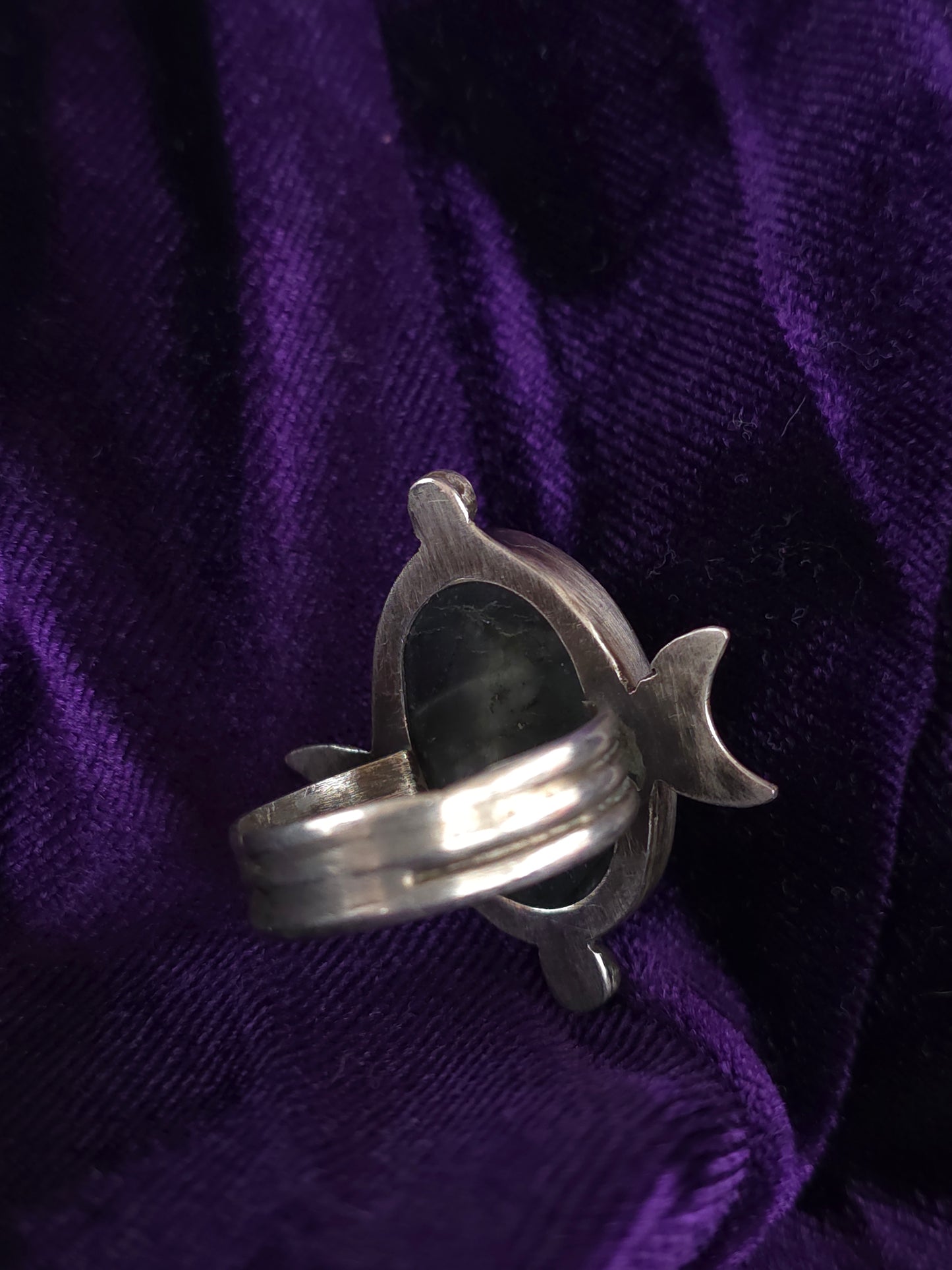 Hecate – Silver Ring with Labradorite, Symbol of Magic and Intuition