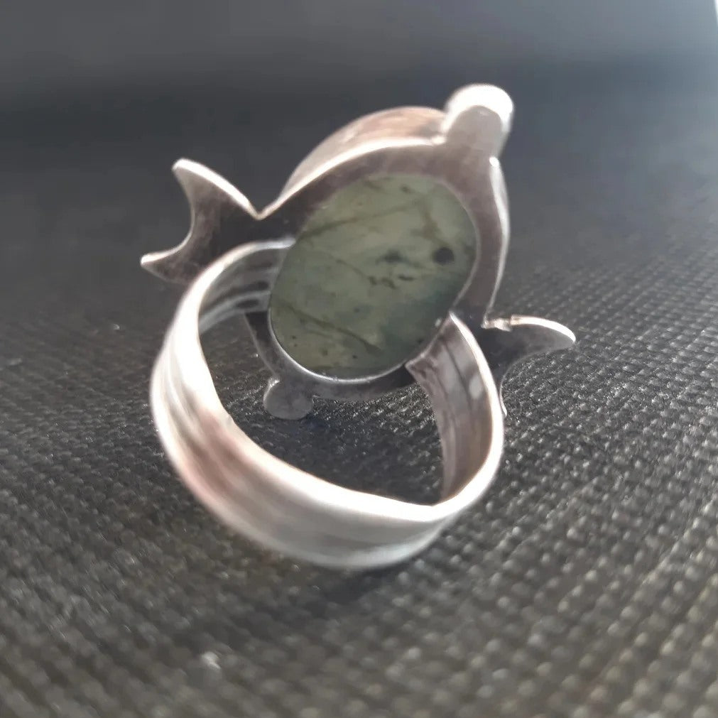Hecate – Silver Ring with Labradorite, Symbol of Magic and Intuition