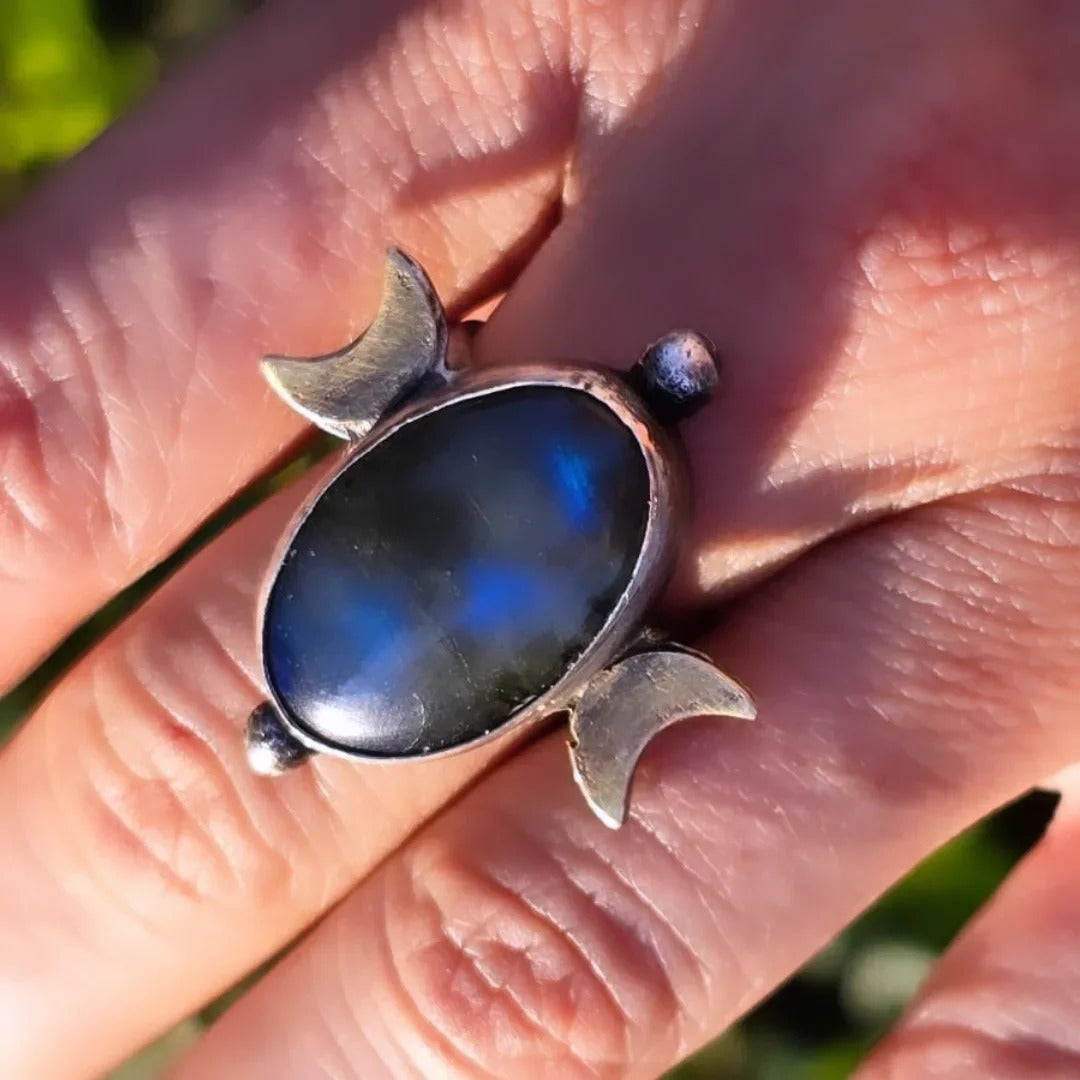 Hecate – Silver Ring with Labradorite, Symbol of Magic and Intuition