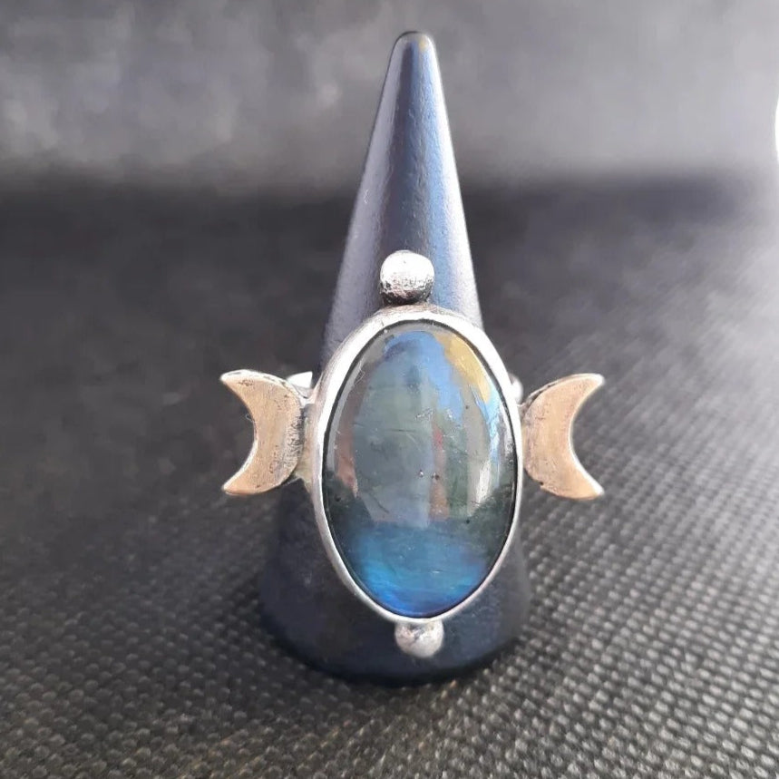 Hecate – Silver Ring with Labradorite, Symbol of Magic and Intuition