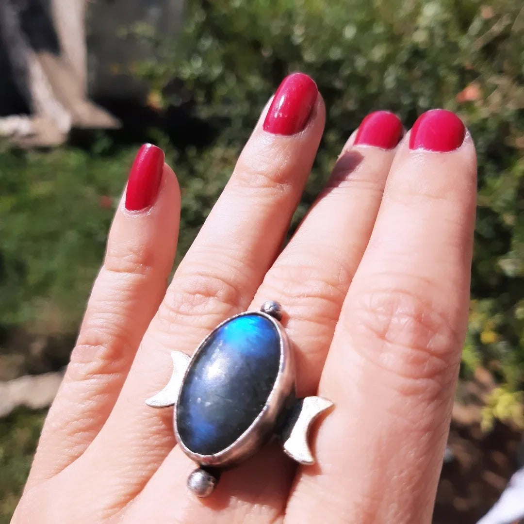 Hecate – Silver Ring with Labradorite, Symbol of Magic and Intuition