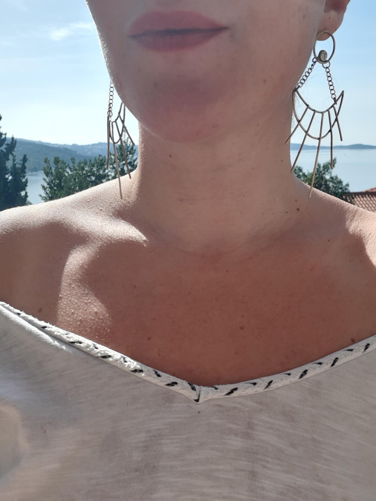 Moćna žena – Naušnice za One Koje Žive Svoju Snagu
