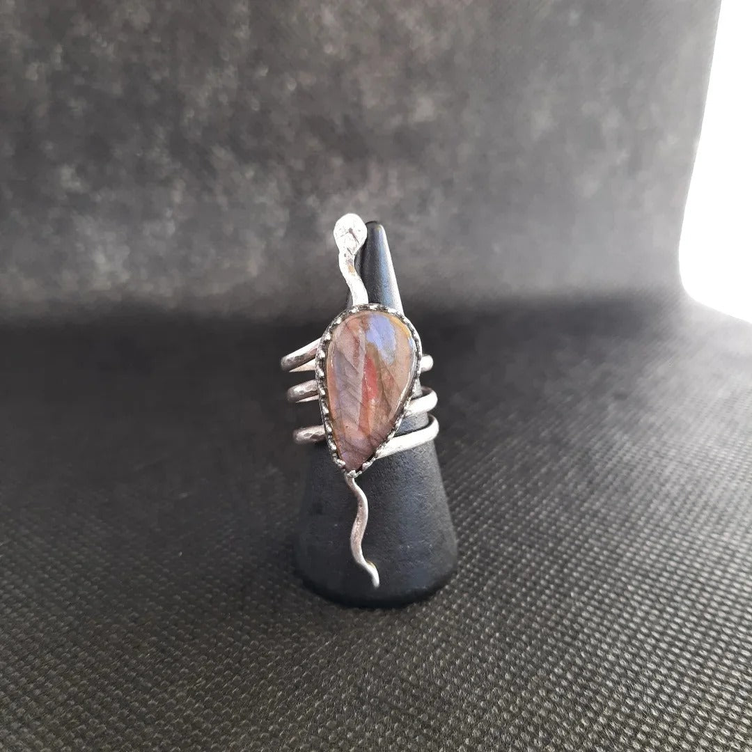 Kali – Silver Ring with Labradorite, Symbol of Strength and Transformation
