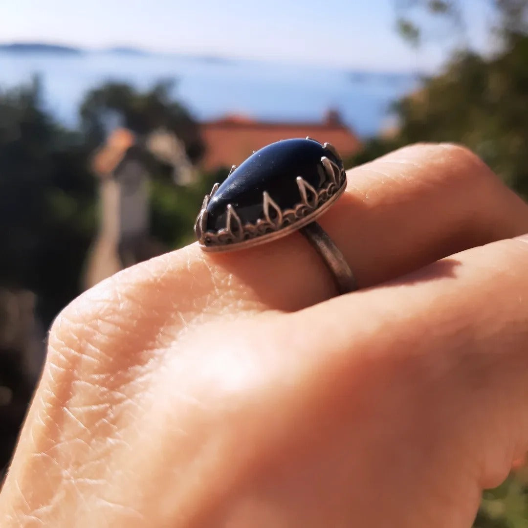 Lilith – Silver Ring with Onyx, Symbol of Freedom and Strength