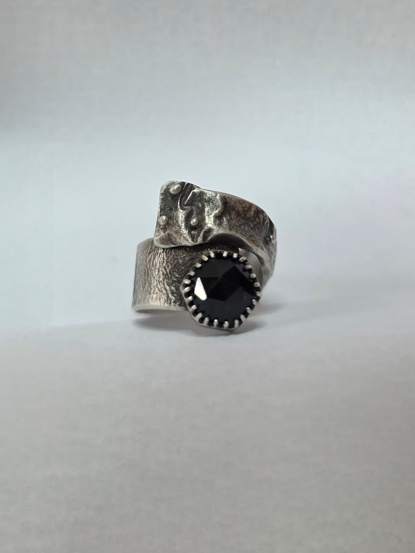 OTPUŠTANJE - srebrni prsten s onixom