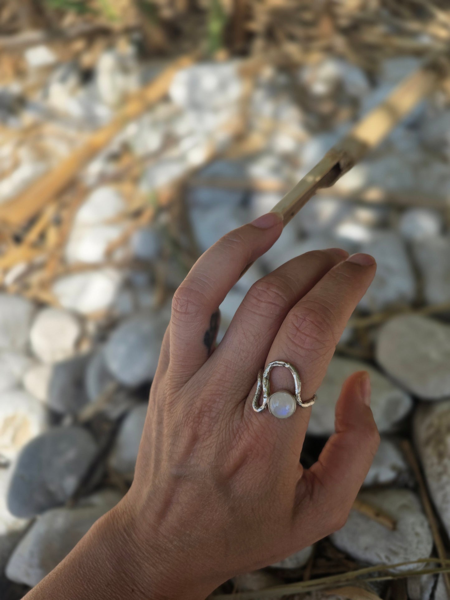 Val na mjesečini – srebrni prsten s mjesečevim kamenom