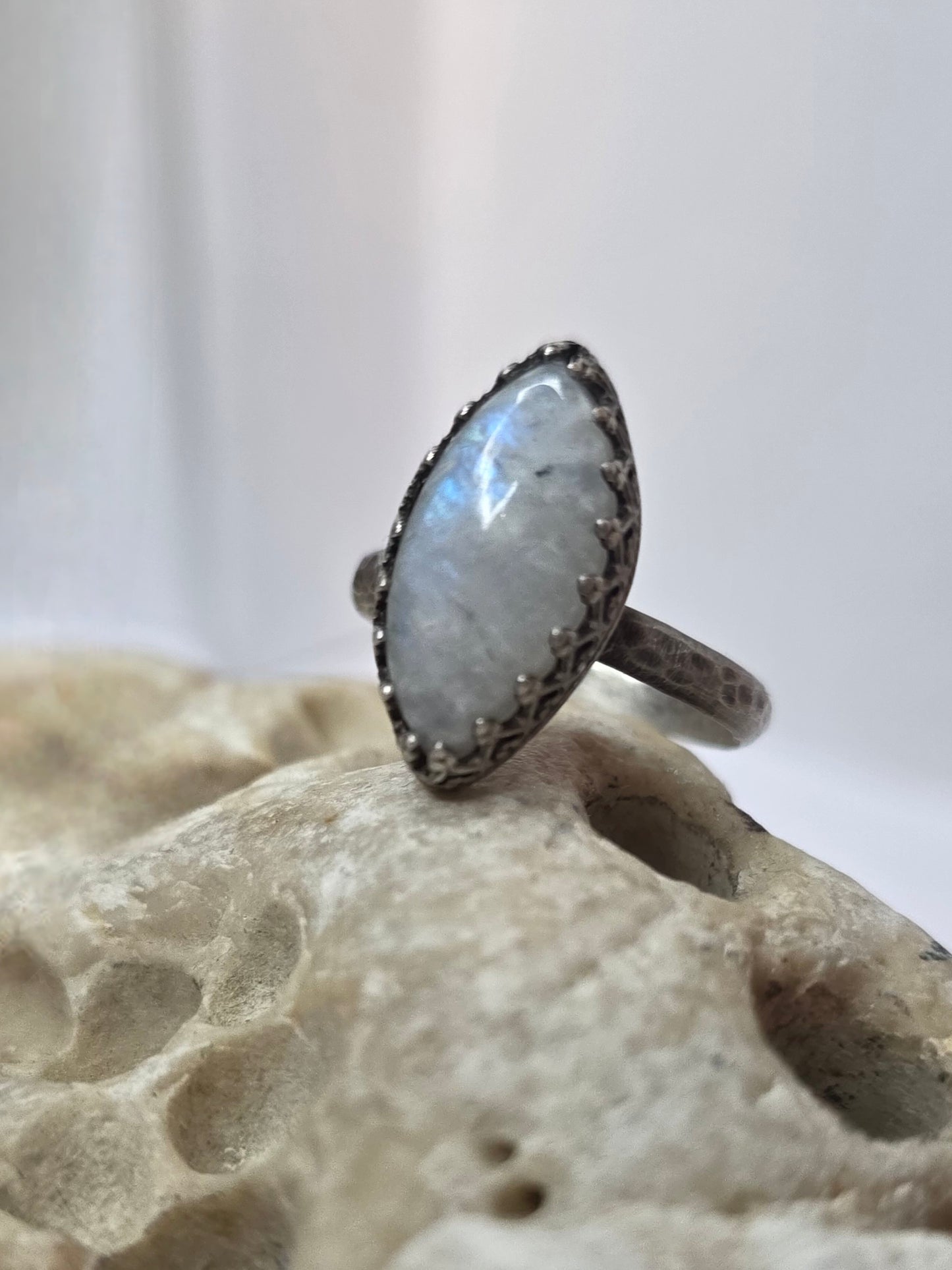 MOON WHISPER — Unikatni Srebrni Prsten s Mjesečevim KamenoM