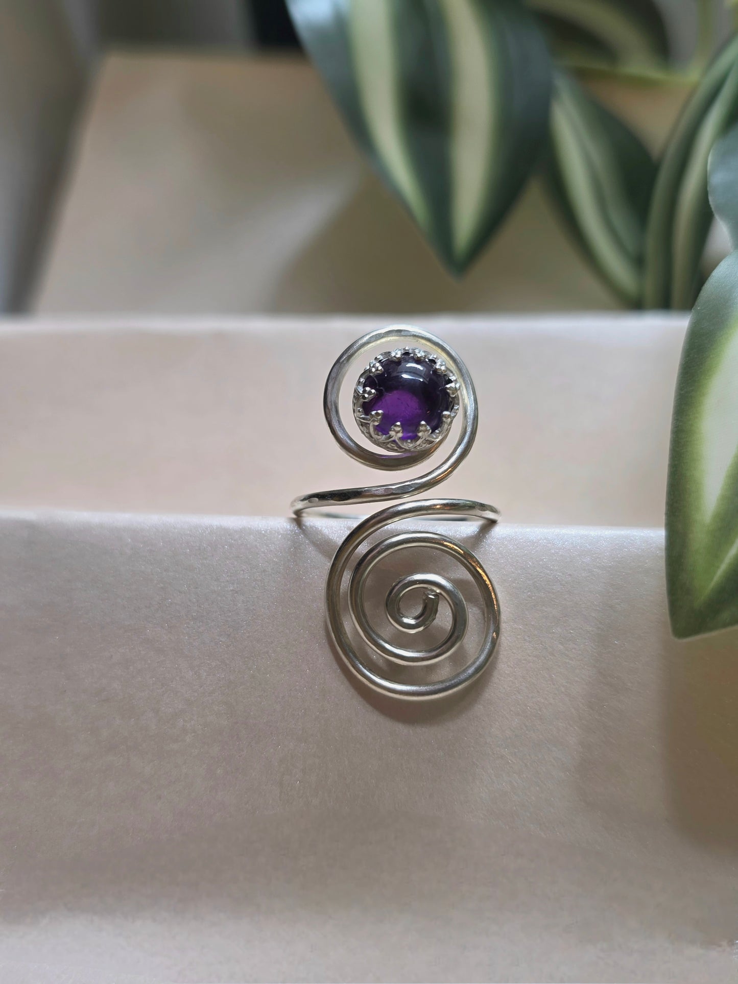 SPIRAL — Unikatni Srebrni Prsten s Ametistom