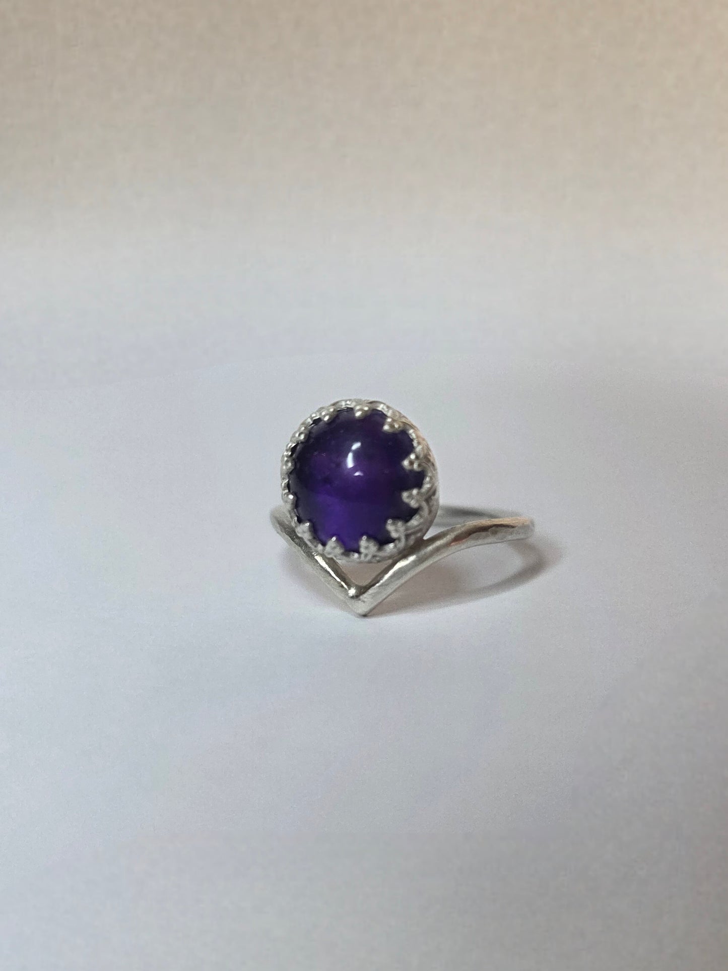 VIOLET ECHO — Unikatni Srebrni Prsten s Ametistom