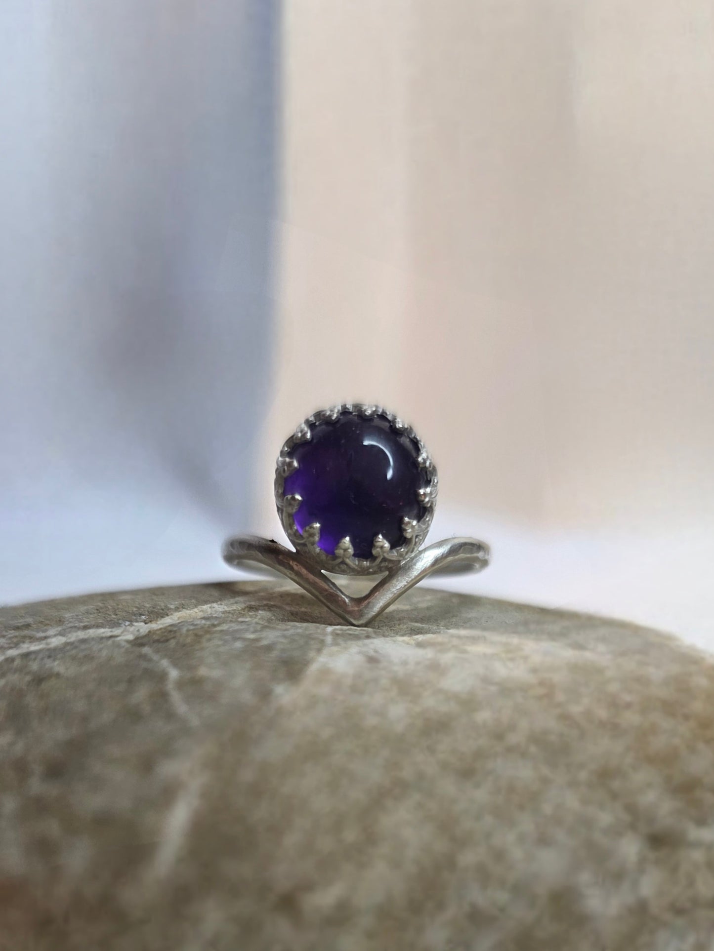 VIOLET ECHO — Unikatni Srebrni Prsten s Ametistom