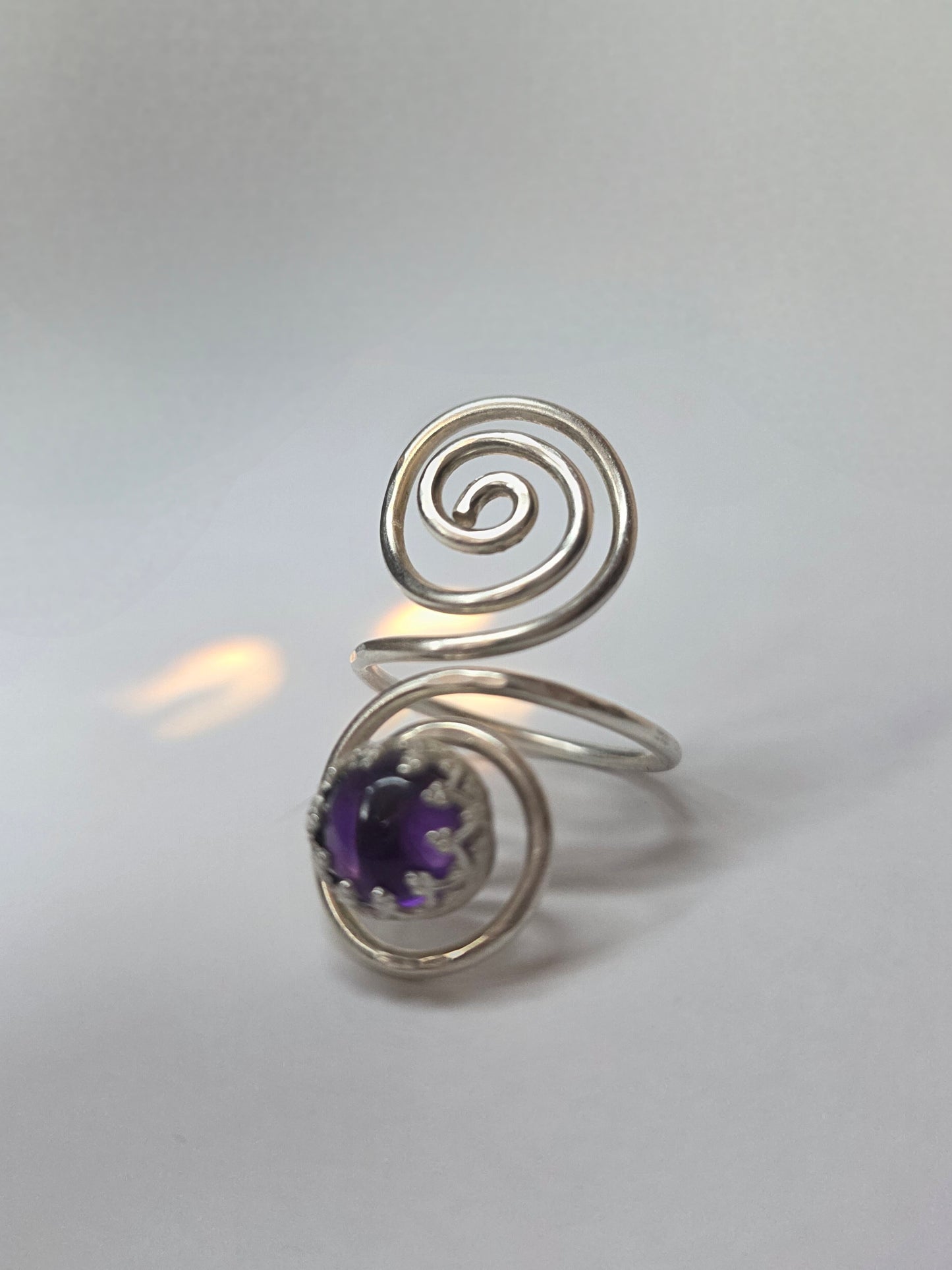 SPIRAL — Unikatni Srebrni Prsten s Ametistom