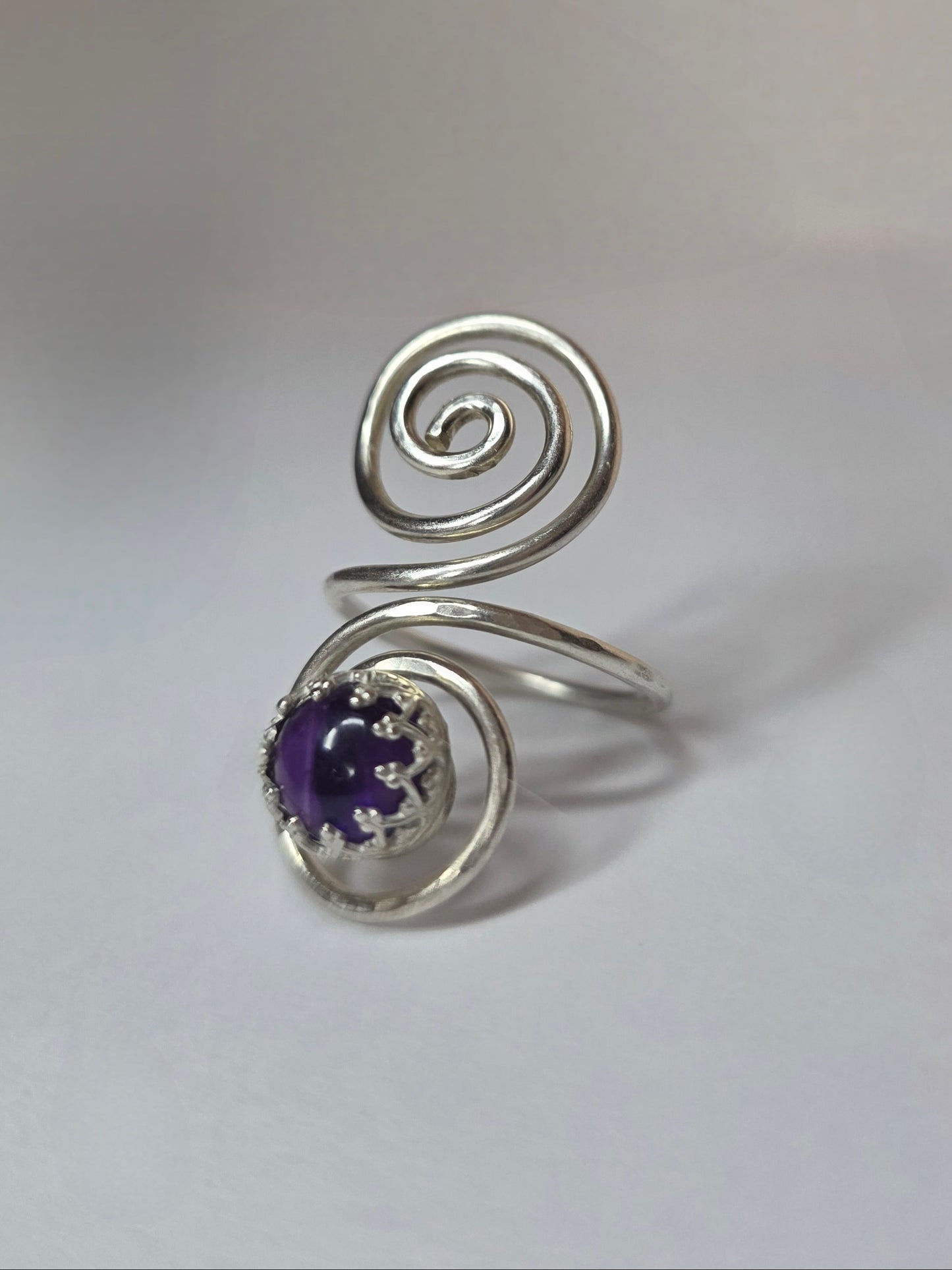 SPIRAL — Unikatni Srebrni Prsten s Ametistom