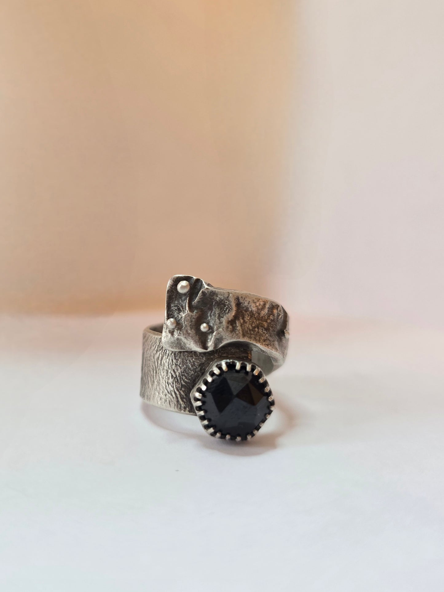 OTPUŠTANJE - srebrni prsten s onixom