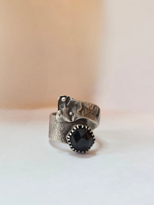 OTPUŠTANJE - srebrni prsten s onixom