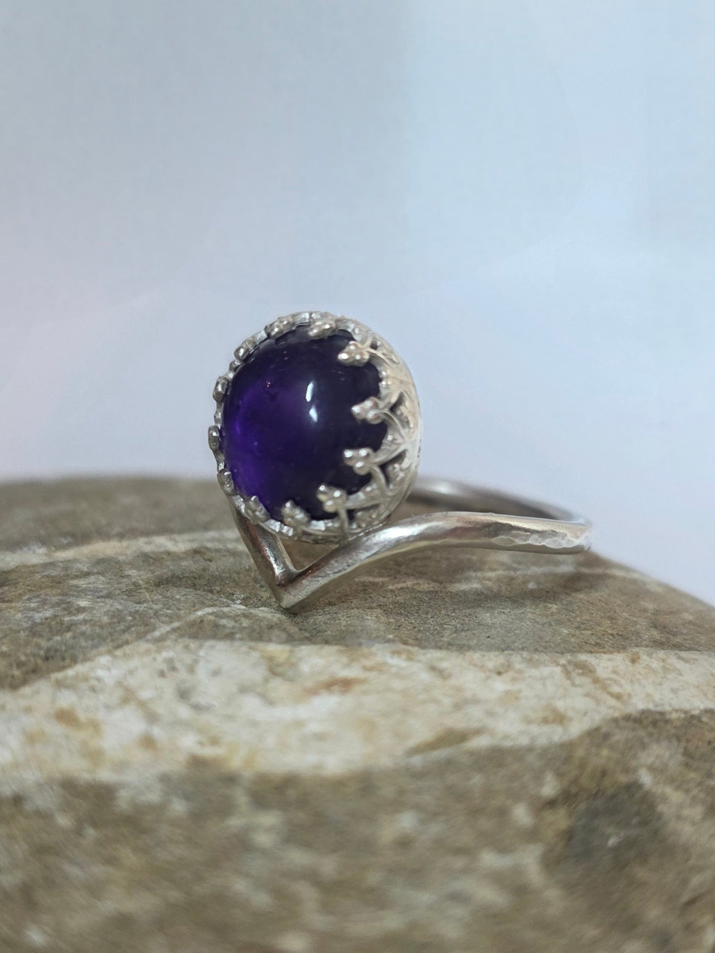 VIOLET ECHO — Unikatni Srebrni Prsten s Ametistom