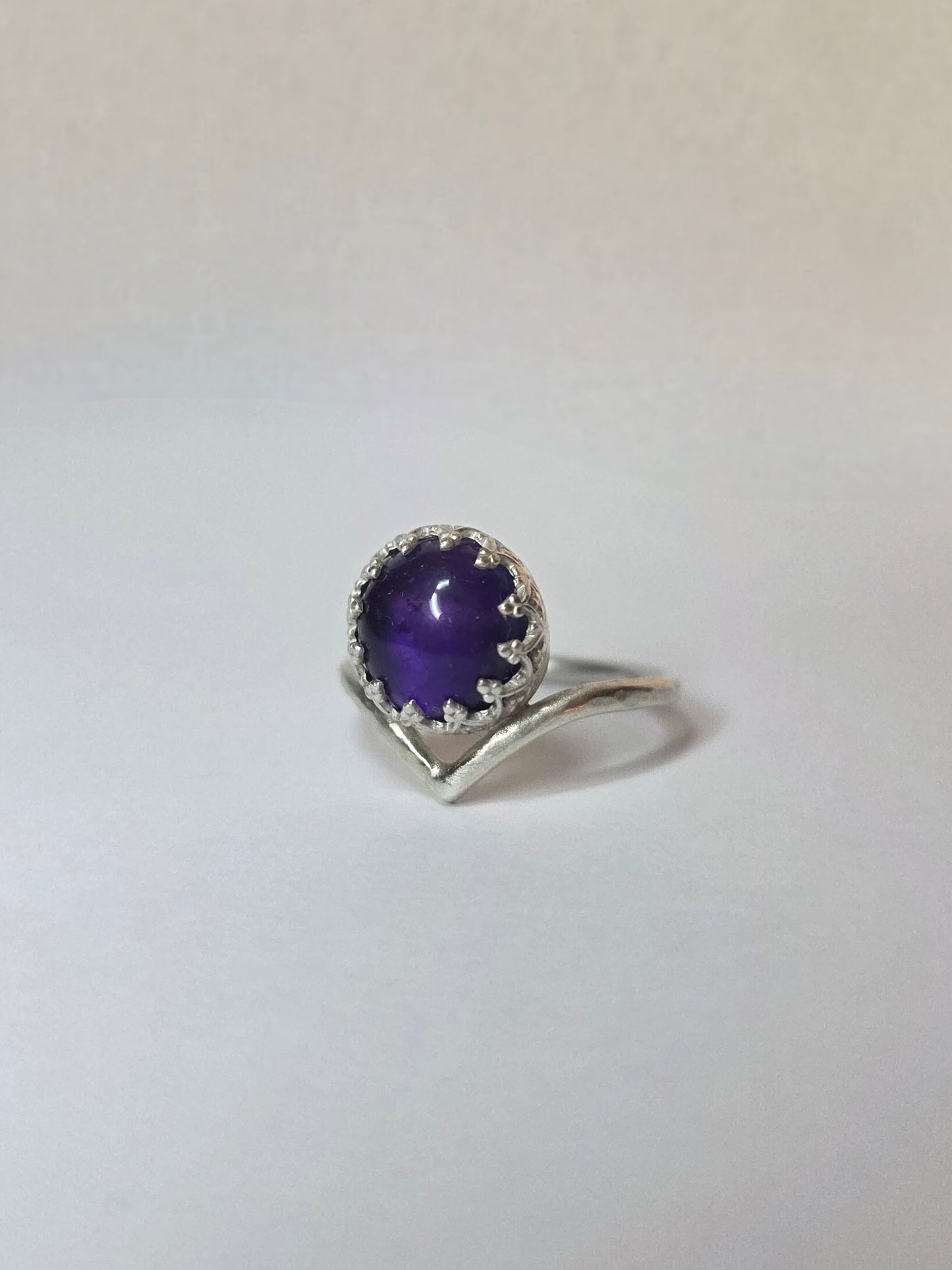 VIOLET ECHO — Unikatni Srebrni Prsten s Ametistom