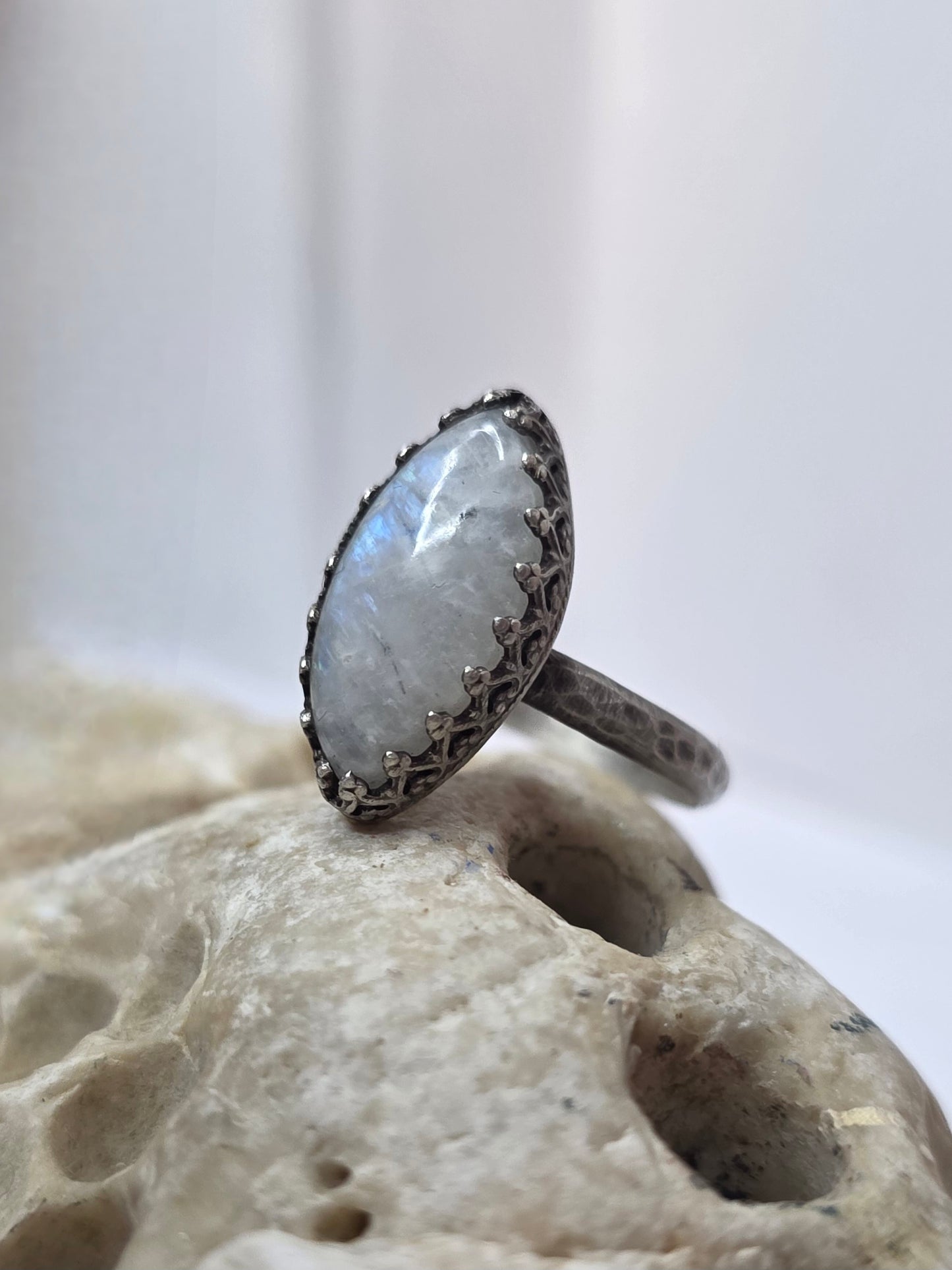 MOON WHISPER — Unikatni Srebrni Prsten s Mjesečevim KamenoM