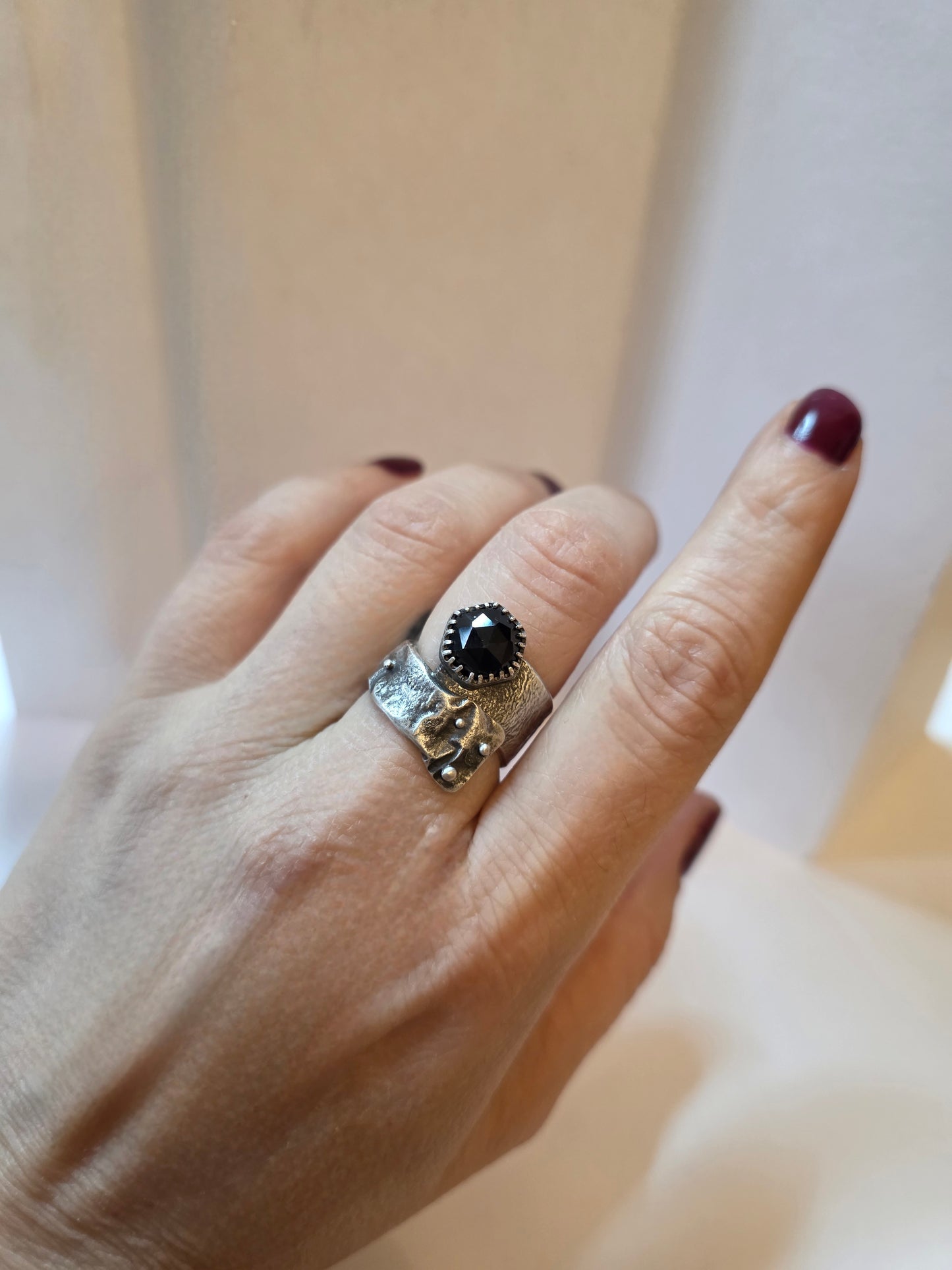 OTPUŠTANJE - srebrni prsten s onixom